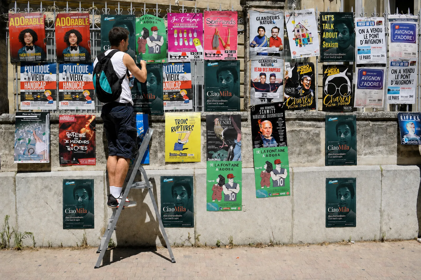 Affiches CiaoMila parmi les affiches d'une rue d'Avignon — visuel d'illustration